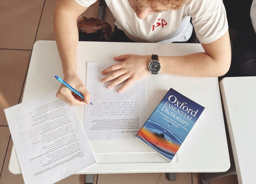 AI Tool That Helps Students Draft University Essays in 2 Minutes