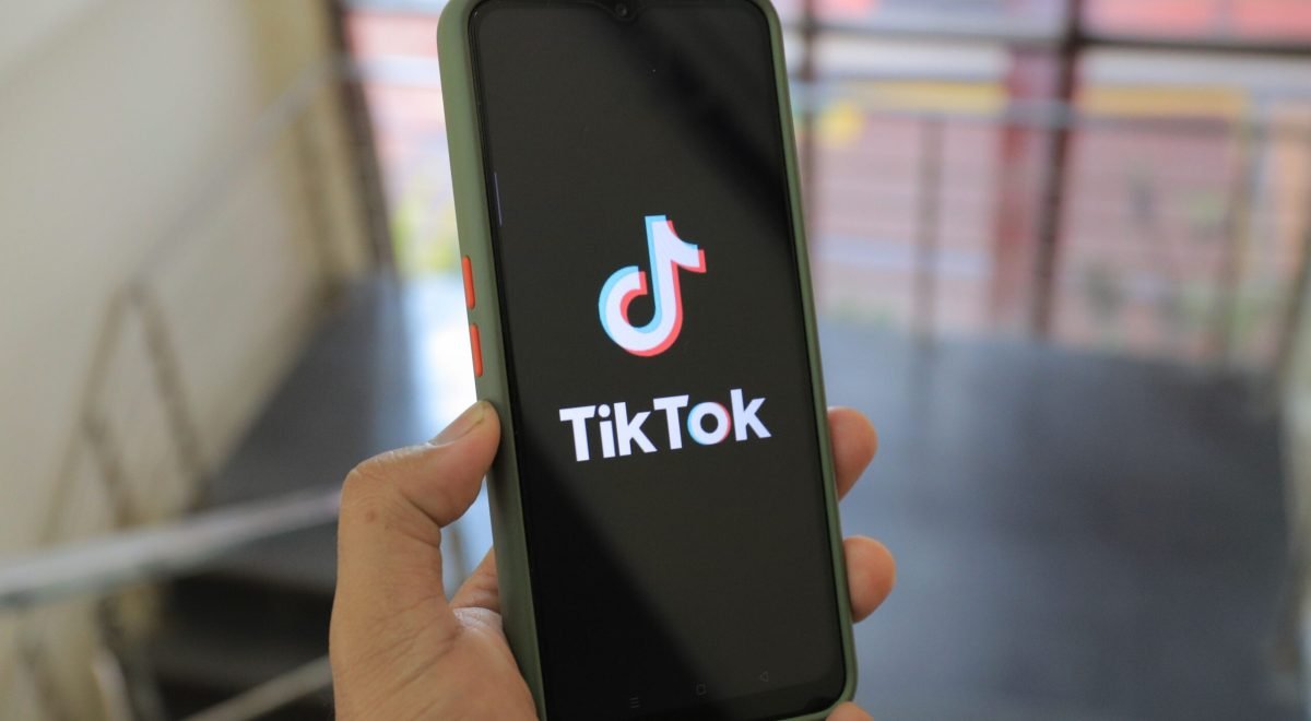 AI faceless TikTok account generating income with viral videos and analytics dashboard.