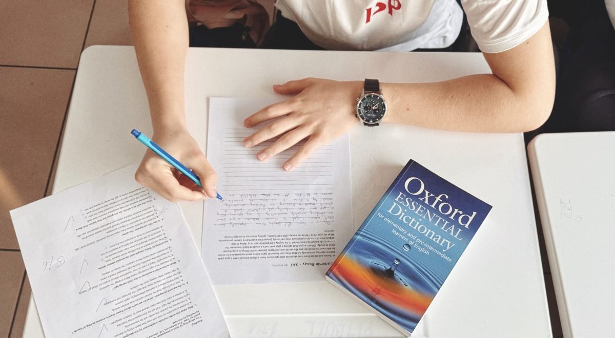 AI Tool That Helps Students Draft University Essays in 2 Minutes